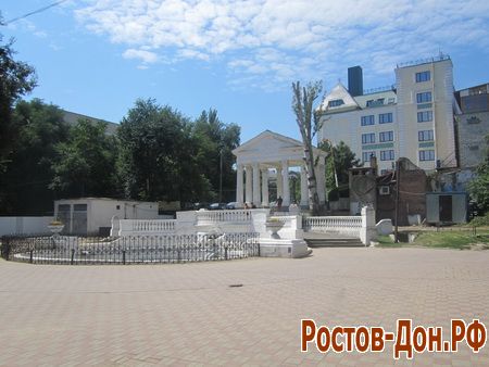 Ротонда в центральном парке