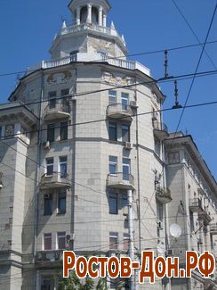 Жилом дом с башней напротив ЦУМа