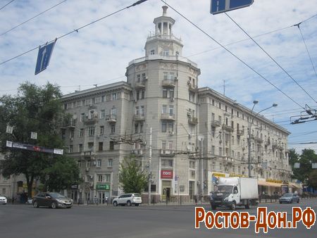 Жилой дом с башней напротив ЦУМа